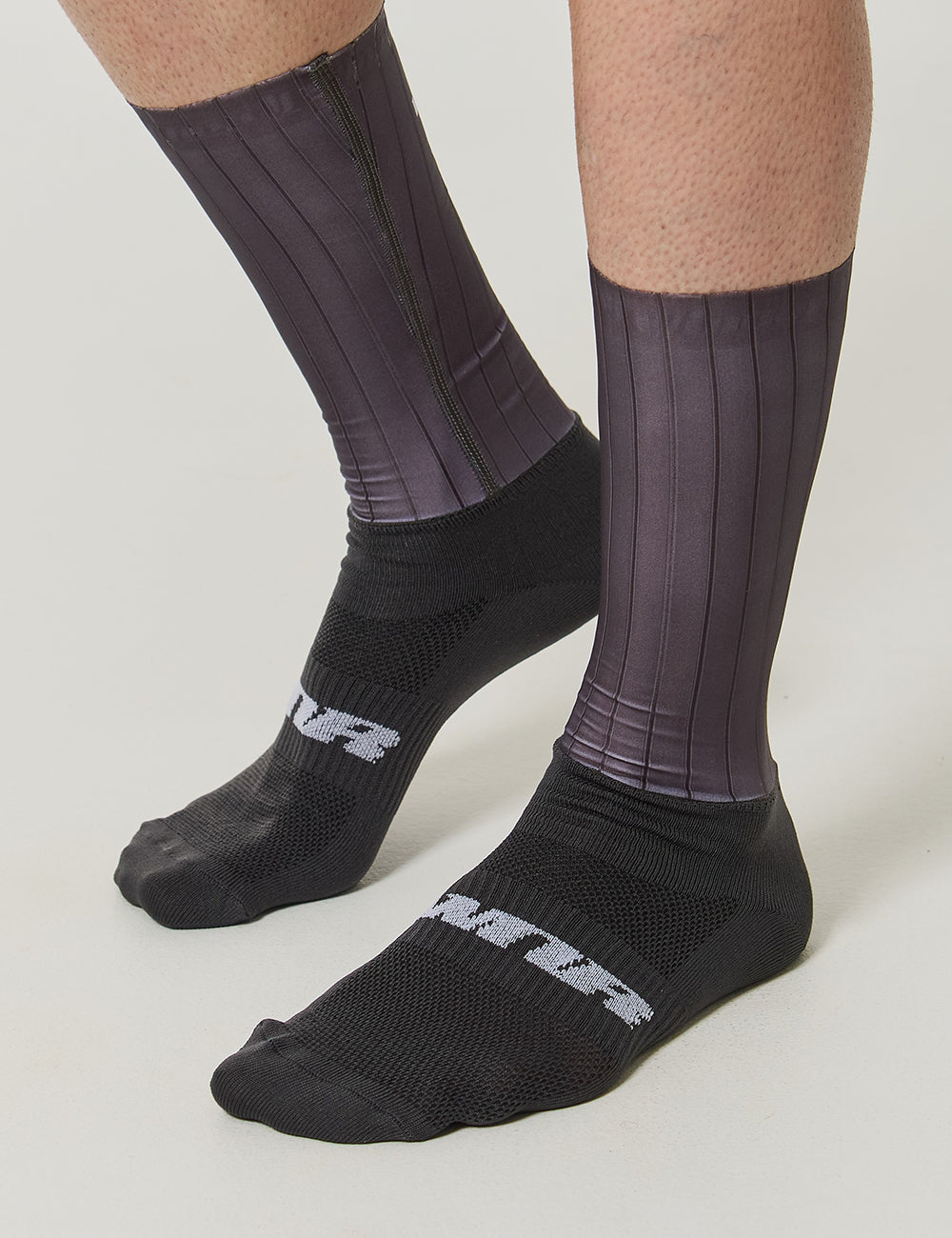 MEDIAS DE CICLISMO AERO UNISEX - GRIS