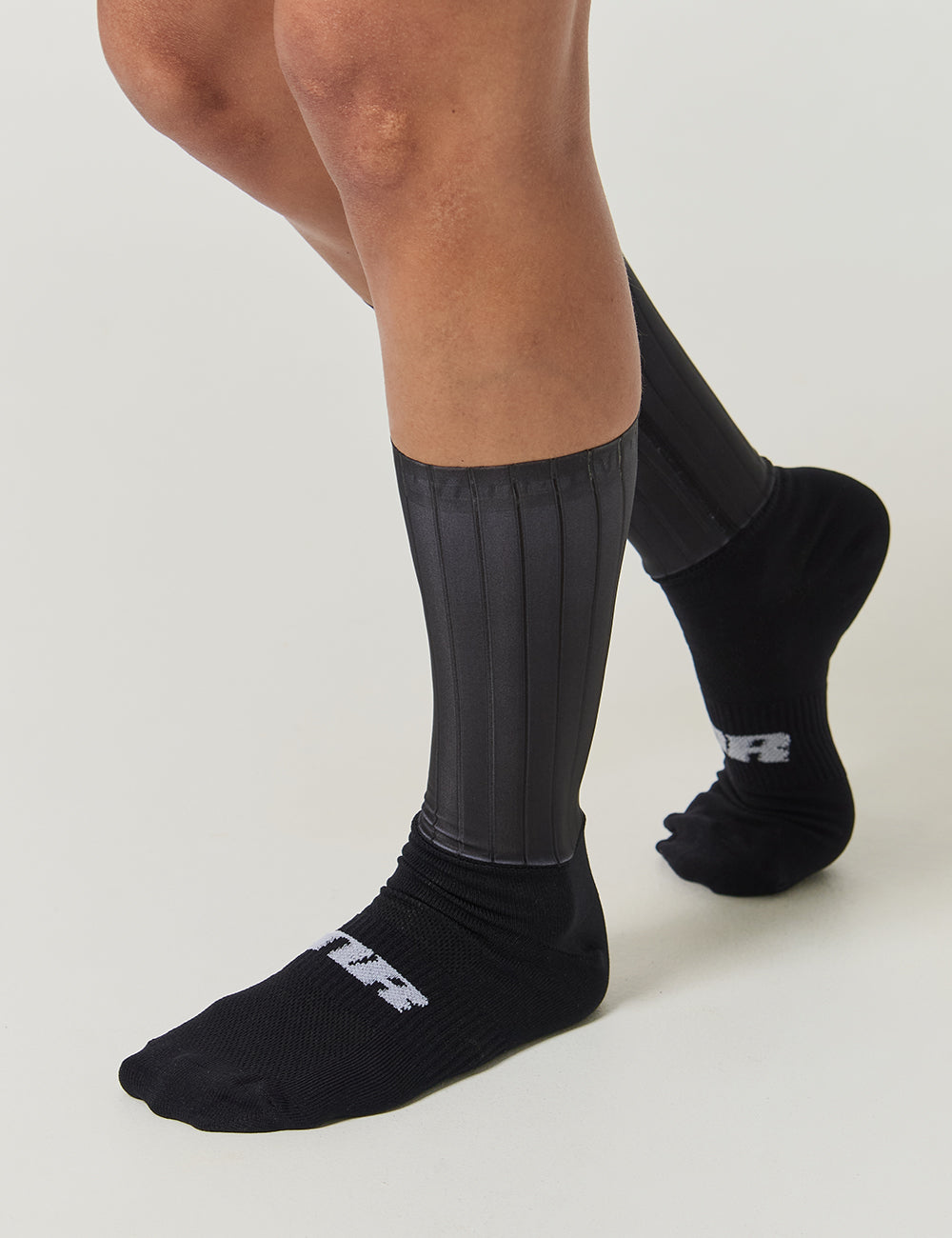 MEDIAS DE CICLISMO AERO UNISEX - NEGRO