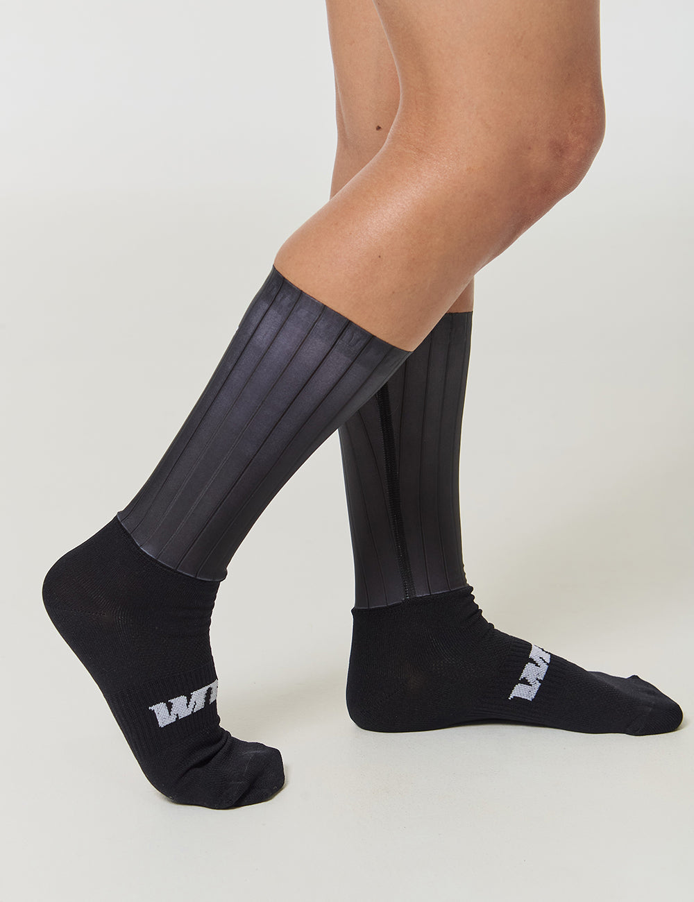 MEDIAS DE CICLISMO AERO UNISEX - NEGRO