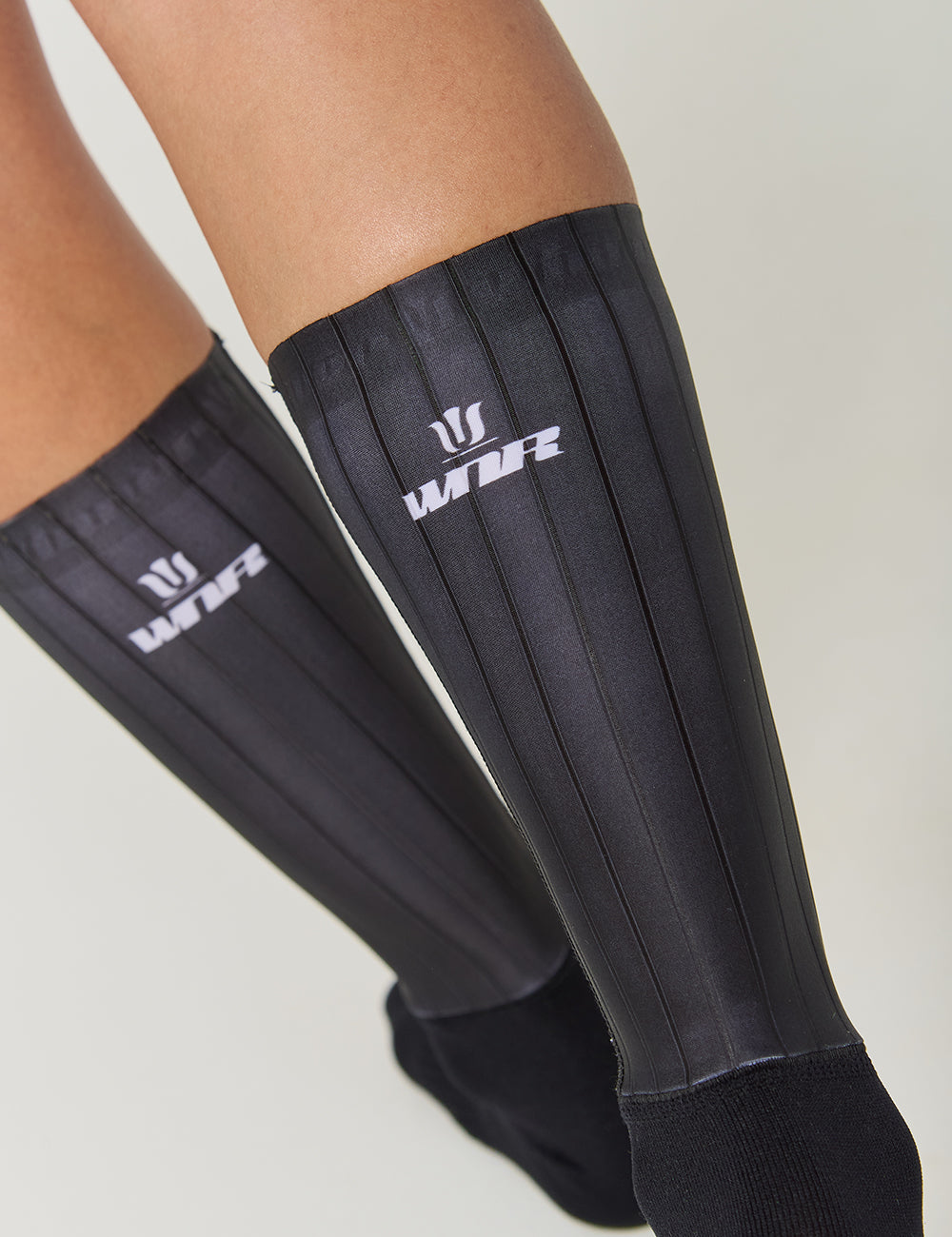 MEDIAS DE CICLISMO AERO UNISEX - NEGRO