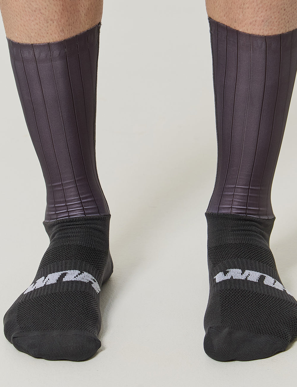 MEDIAS DE CICLISMO AERO UNISEX - GRIS