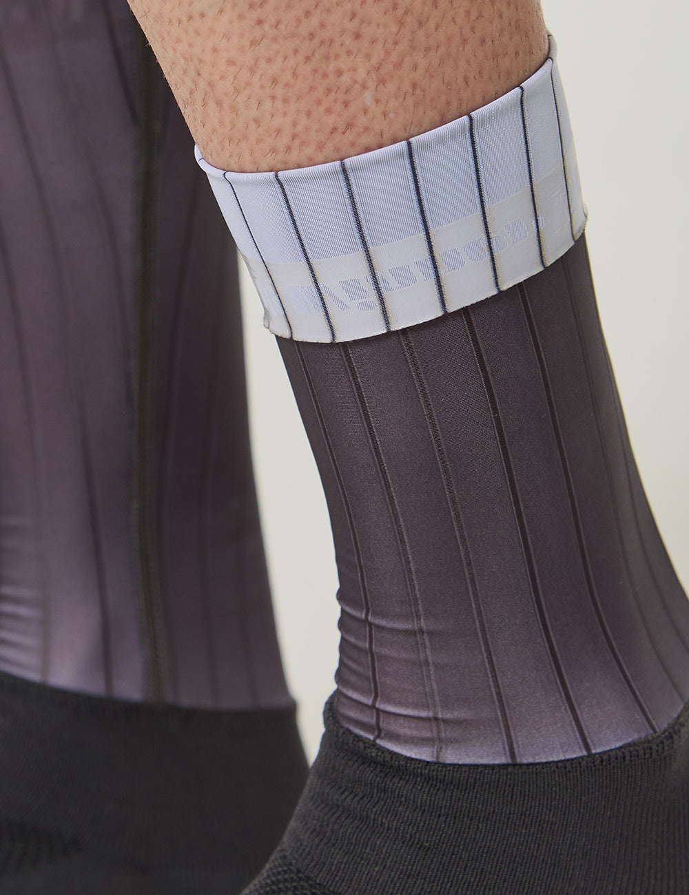 MEDIAS DE CICLISMO AERO UNISEX - GRIS